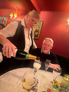 Lone skænker champagne